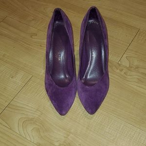 Womens sz.7 2.5 in purple suede heels